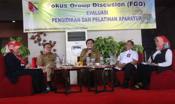 Wabup Bandung Gun gun Gunawan saat Focus Group Discussion Evaluasi Diklat Aparatur di Hotel Sutan Raja Soreang, Senin (18/12/17). by Denni Humas Pemkab Bdg