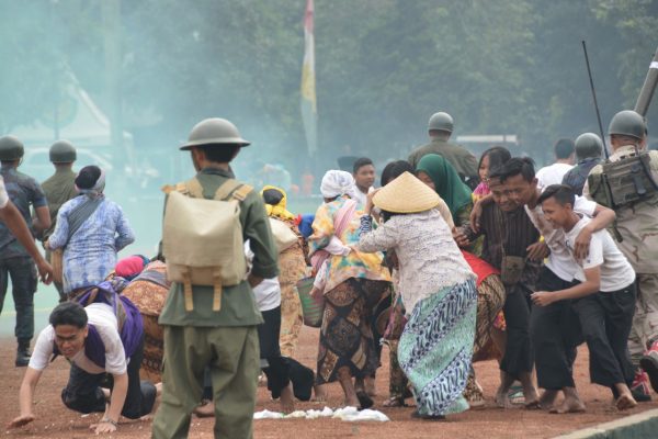 Drama kolosal Palagan Ambarawa diperankan anggota Bintaldam III/Siliwangi bersama masyarakat, saat puncak acara Hari Juang Kartika ke-72 di Lapangan Manunggal Brigif 15/Kujang II Kota Cimahi, Jumat (15/12/17). by Pendam Slw