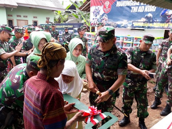 Dankodiklat AD Letjen TNI Agus Kriswanto secara simbolis menyerahkan kunci rumah kepada Mak Ici, warga Kp Ciparang RT 03/RW 5 Kecamatan Cipatat, Kabupaten Bandung Barat, Sabtu (16/12/17). by Pendankodiklatad