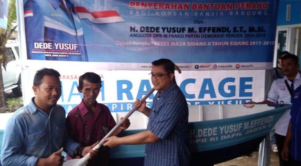 Ketua Komisi IX DPR RI Dede Yusuf Macan Efendi menyerahkan bantuan perahu bagi korban banjir di Baleendah, saay syukuran Imah Rancage, Rumah Aspirasi Dede Yusuf selaku Anggota DPR dari Dapil Jabar II Kab Bandung-KBB, di Kec Baleendah, Kab Bandung, Rabu (20/12/17). by bbcom