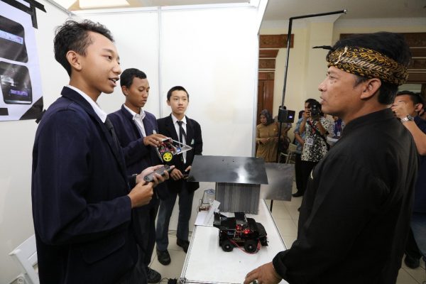 Bupati Bandung H. Dadang M. Naser, SH,Sip.,M.Si berdialog dengan mahasiswa peserta Festival TIK di Gedung Moch.Toha Soreang, Selasa (12/12/17). by Humas Pemkab Bdg