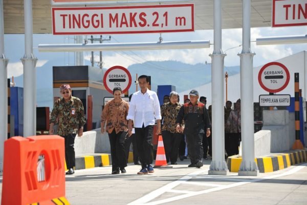 Presiden RI Joko Widodo usai meresmikan Jalan Tol Soroja, di Gerbang Tol Soreang, Senin (4/12/17). by Humas Pemprov Jabar