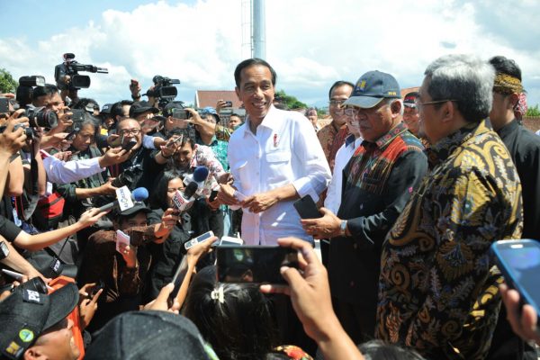 Presiden RI Joko Widodo bersama wartawan usai meresmikan Jalan Tol Soroja, di Gerbang Tol Soreang, Senin (4/12/17). by Humas Pemprov Jabar