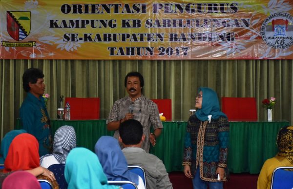 Kepala DP2KBP3A Kabupaten Bandung H.Hendi Aryadi Purwanto, SH.,M.Si memberikan materi orientasi kepada kader KB Sabilulungan, di Hotel Antik Soreang, Kamis (7/12/17). by DP2KBP3A Kab Bdg.