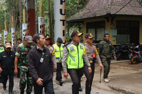 Kapolda Jabar Irjen.Pol Agung Budi Maryoto kunjungi objek wisata Kawah Putih, Selasa (26/12/17). by bb8