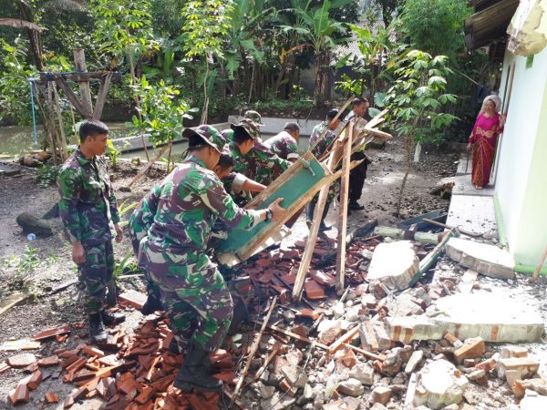 Prajurit Kodam III/Siliwangi membantu warga korban gempa.