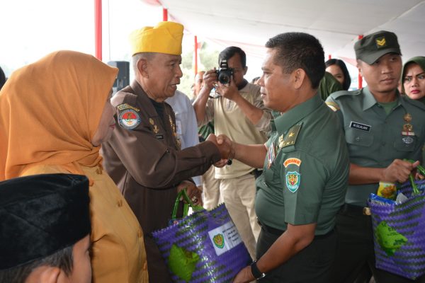 Kasdam III/Siliwangi Brigjen TNI YP Sembiring menyerahkan santunan kegiatan baksos yang diikuti warga di wilayah Kota Bandung, Kota Cimahi, Kabupaten Bandung, dan Kabupaten Bandung Barat, di Lapangan Manunggal Brigif 15/Kujang II, Jalan Sudirman Kota Cimahi, Kamis (14/12/17). by Pendam Slw