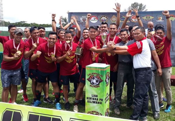 Kajasdam III/Siliwangi Kolonel Inf Eri Iswantoro mewakili Pangdam III/Siliwangi Mayjen TNI Doni Monardo menutup Kompetisi Liga Bintara PK Siliwangi ke-I di Stadion Siliwangi Bandung, Minggu (17/12/17). by Pendam Slw