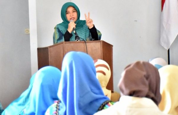 Ketua P2TP2A Kab Bandung, Hj. Kurnia Agustina Dadang M Naser saat sosialisasi P2TP2A di Aula Kantor Kecamatan Rancabali, Selasa (5/12). by Humas Pemkab Bdg