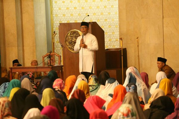 Wali Kota Bandung M. Ridwan Kamil saat tabligh akbar memperingati Maulid Nabi Muhammad SAW dan muhasabah akhir tahun di Masjid Al-Ukhuwah Kota Bandung, Selasa (12/12/17). by Humas Pemkot Bdg