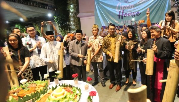 Wali Kota Bandung M.Ridwan Kamil saat Open House Natal di Aula Gereja Katedral Santo Petrus, Bandung, Senin (25/12/17). by Humas Pemkot Bdg