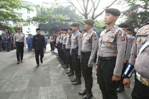 Wali Kota Bandung M. Ridwan Kamil memimpin apel gelar pasukan Operasi Lilin Lodaya 2017 di Plaza Bale Kota Bandung, Jumat (22/12/17). by Humas Pemkot Bdg