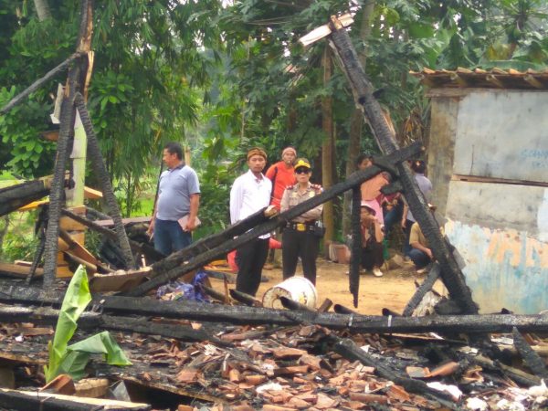 Kapolsek Banjaran Kompol Susianti Rachmi meninjau kebakaran rumah panggung milik warga di RT 01, RW 08, Desa Jatisari, Kec. Cangkuang Kab Bandung, Rabu (27/12/17). by bb8