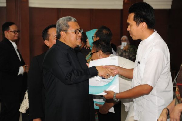 Gubernur Jabar Ahmad Heryawan memberikan sertifikat akreditasi kepada 702 sekolah setingkat SMA/SMK/MA se-Jabar di Aula Ki Hajar Dewantara Kantor Dinas Pendidikan Jawa Barat di Jl. Dr. Radjiman No. 6, Kota Bandung, Jumat (5/1/18). by Humas Pemprov Jabar