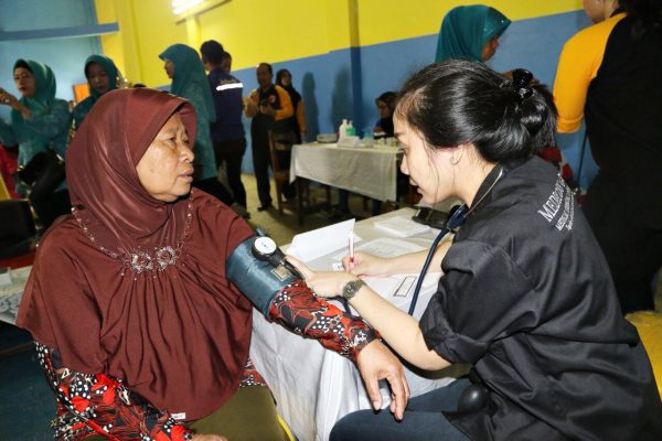 Petugas medis memeriksa seorang warga Kel Cibeunying Kec Cimenyan Kab Bandung dalam Baksos BPK RI di SDN Bojongkoneng 3 Cimenyan, Rabu (10/1/18). by Denni Humas Pemkab Bdg