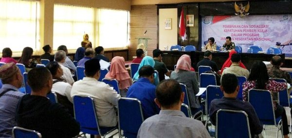 Kasi Datun Kejari Kab Bandung Sundaya SH MH (kanan) dan Kepala BPJS Kesehatan Cabang Soreang dr. Irmajanti Lande Batara sebagai narasumber Pembinaan dan Sosialisasi Kepatuhan Pemberi Kerja dalam Program JKN di Aula Kejari Kab Bandung, Rabu (17/1/18). by BPJSKes Soreang
