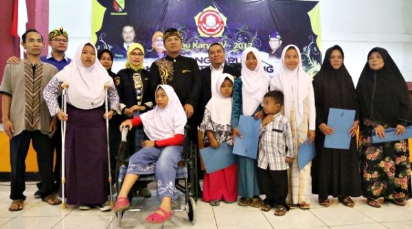 Bupati Bandung H. Dadang M. Naser, S.H., S.Ip., M.Ip. menyerahkan santunan sosial di sela Temu Karya IV Karang Taruna Kab Bandung di Gedung Dewi Sartika Soreang, Sabtu (30/12/17). by Humas Pemkab Bdg