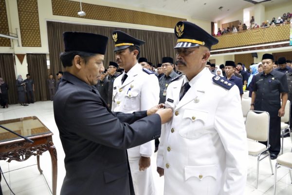 Bupati Bandung H. Dadang M Naser, SH,S.Ip.,M.Si melantik 260 pejabat Pemkab Bandung, di Gedung Moch. Toha Soreang, Senin (22/1/18). by Humas Pemkab Bdg