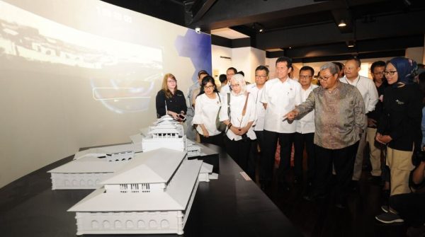 Menpan RB Asman Abnur mengunjungi Museum Gedung Sate didampingi Gubernur Jawa Barat Ahmad Heryawan, Selasa (23/1/18). by Humas Pemprov Jabar