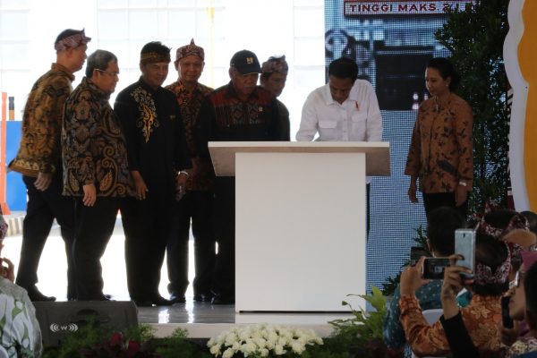 Presiden RI Jokowi saat meresmikan Jalan Tolo Soroja di Gate Tol Soreang, Senin (4/12/17). by Denny Humas Pemkab Bdg