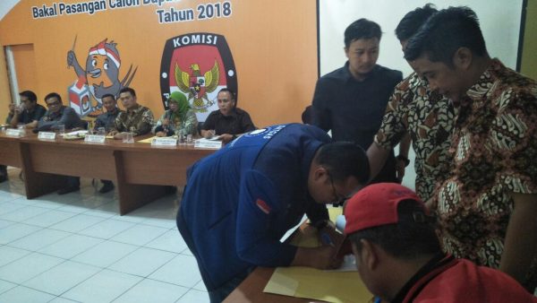 Penyerahan hasil pemeriksaan kesehatan kepada para balon di Kantor KPU KBB Jalan Raya Tagog Apu Padalarang-Purwakarta, Rabu (17/1/18). by bb6