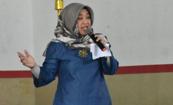 Ketua P2TP2A Kab Bandung Hj. Kurnia Agustina Dadang M Naser memotiviasi siswa saat Sosialisasi Sekolah Ramah Anak di Aula SMAN 1 Margahayu, Rabu (10/1/18). by Humas Pemkab Bdg