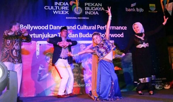 Wali Kota Bandung M. Ridwan Kamil didampingi istri Atalia Ridwan Kamil bersama Dubes India Pradeep Kumar Rawat membuka Bollywood Dance and Culture Performance di Jalan Braga Kota Bandung, Minggu (31/12/17). by Humas Pemkot Bdg
