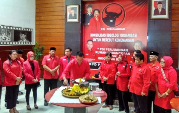  Bacagub Jabar Mayjen Purn Tubagus Hasanuddin memotong tumpeng usai memimpin upacara peringatan HUT PDIP ke-45 di Kantor DPD PDIP Jabar, Jalan Pelajar Pejuang, Bandung, Rabu (10/1/18). by ist
