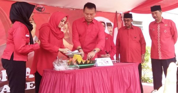 Ketua DPD PDI Perjuangan Jawa Barat TB Hasanudin beserta istri, didamping Bupati Kab Bandung Barat Abubakar, Balonbup/wabup KBB dari PDIP Elin Suharliah-Maman S Sunjaya, saat Rapat Kerja Cabang Khusus (Rakercabsus) DPC PDIP KBB di Kantor DPC PDIP KBB di Mekarsari, Ngamprah, KBB, Sabtu (13/1/18). by marin/bbcom