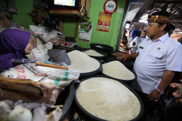 Bupati Bandung Dadang Naser saat sidak harga beras. by Humas Pemkab Bdg