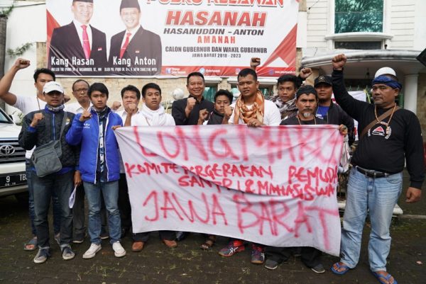 Balongub Jabar dari PDI Perjuangan TB Hasanuddin menerima Komite Pergerakan Pemuda, Santri dan Mahasiswa Jawa Barat dari Sukapura Tasikmalaya yang melakukan longmarch, di Posko Relawan Hasanah, Jalan Pejuang Pelajar Kota Bandung, Selasa (6/2/18). by HMC