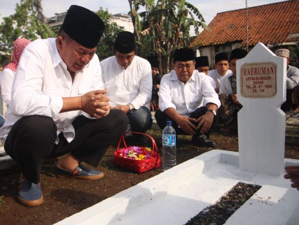 Bacagubn Jabar dari PDI Perjuangan Tb Hasanuddin saat siarah ke makam uwaknya di Taman Makam Pahlawan Karoeng Tasikmalaya, Kamis (1/2/18). by HMC