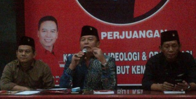 Ketua DPD PDI Perjuangan TB Hasanuddin (tengah)