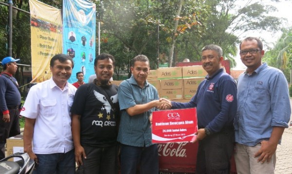  IR & Security Manager PT CCAI H. Muhammad Ishaq secara simbolis menyerahkan bantuan 1.000 botol air minum yang diwakili Dedi Baedilah dari Dinsos Kab Bandung, Kamis (17/3). by CA CCAI