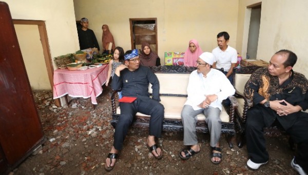 Wali Kota Bandung Ridwan Kami saatl meninjau rutilahu di Jl Sriwijaya, Regol, Bandung, Rabu (16/3). by Meiwan Humas Pemkot Bandung