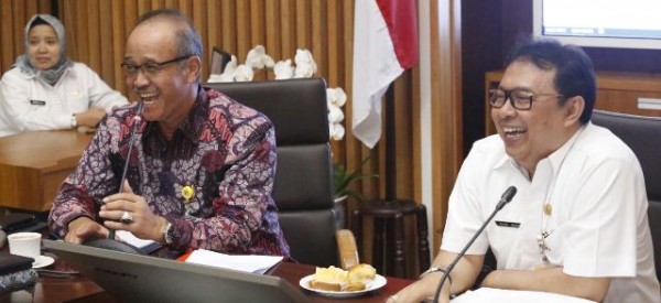 Sekda Kota Bandung Yossi Irianto menerima kunjungan Sekda Kab Bandung Sofian Nataprawira, di Balaikota Bandung, , Kamis (31/3). by Pri Humas Pemkot Bandung