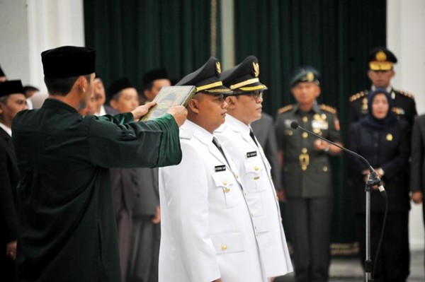 Bupati Tasikmalaya Uu Ruzhanul Ulum diambil sumpah saat dilantik Gubernur Jabar Ahmad Heryawan di Aula Barat Gedung Sate, Rabu (23/3). by Humas Pemprov Jabar