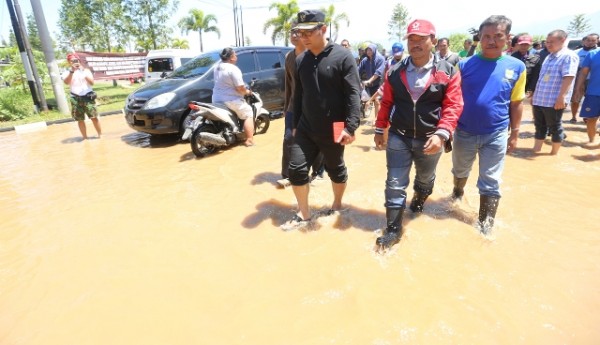 Wali Kota Bandung Ridwan Kamil meninjau lokasi banjir Bumi Adipura, Gedebage, Minggu (13/3). byHumas Pemkot Bandung.