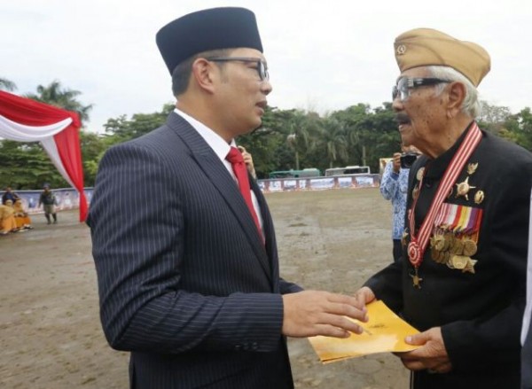 Wali Kota Bandung Ridwan Kamil menyerahkan santunan kepada veteran saat upacara peringatan Peristiwa BLA ke-70, di Lapangan Tegalega, Kamis (24/3). by Pri Humas Pemkot Bandung