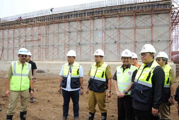 Gubernur Jabar Ahmad Heryawan didampingi Wabup Bandung Gungun Gunawan meninjau progres pembangunan Tol Sorja, Selasa (5/4).
