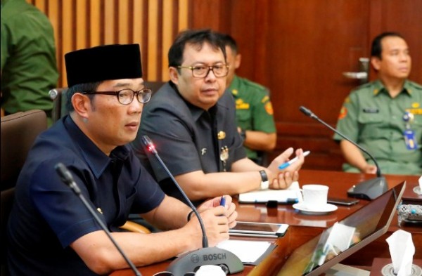 Wali Kota Bandung Ridwan Kamil saat Rapim di Ruang Tengah Balai Kota Bandung Senin (11/4). by Meiwan Humas Pemkot Bandung.