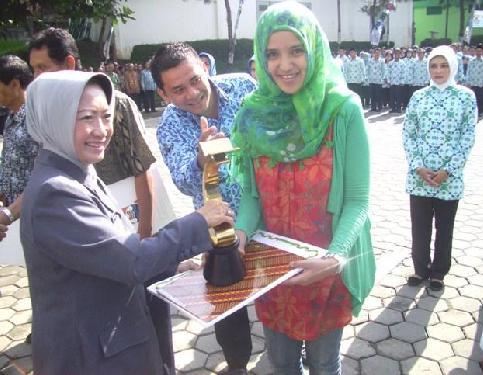 ilustrasi Wali Kota Cimahi Atty Suharti saat menyerahkan piala lomba antar pelajar.