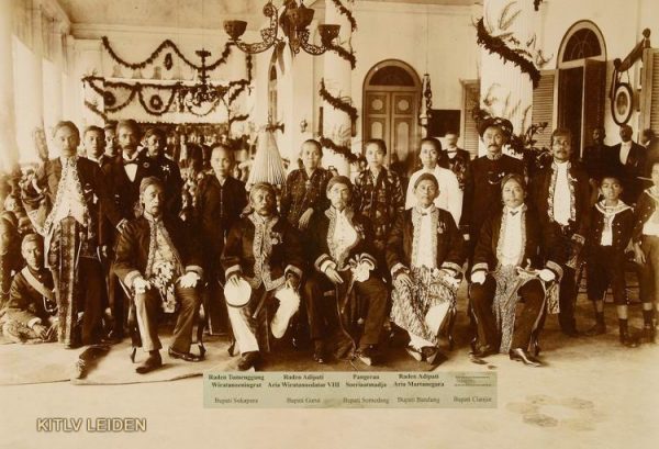 Para Bupati Residen Priangan. RAA Martanegara (keempat dari kiri) duduk di samping Pangeran Aria Suriaatmaja, Bupati Sumedang ke-15. 
