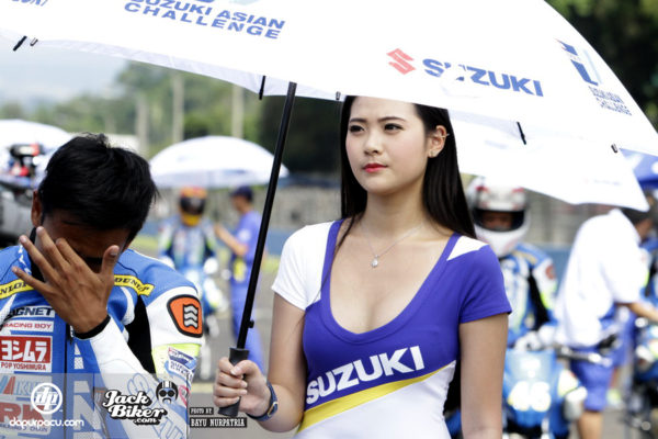 Umbrella Girl di Asia Road Race Championship (ARRC) Sentul 2015. by ist Jackbiker