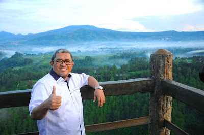 Gubernur Jabar Ahmad Heryawan di Tebing Keraton. by Humas Pemprov Jabar