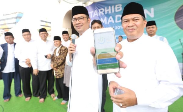 Wali Kota Bandung M. Ridwan Kamil dan Wakil Wali Kota Bandung Oded M. Danial saat meluncurkan aplikasi Gerakan Ayo Bayar Zakat di Masjid Agung Provinsi Jawa Barat, Minggu (29/5). by Humas Pemkot Bandung