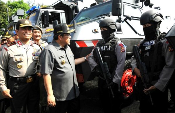 Gubernur Jabar Ahmad Heryawan berbincang dengan anggota Densus Mabes Polri usai memimpin Apel Gelar Pasukan Operasi Ramadniya 2016 di Lapangan Tegalega, Bandung pada Kamis (30/6). by Tatang Humas Pemprov Jabar