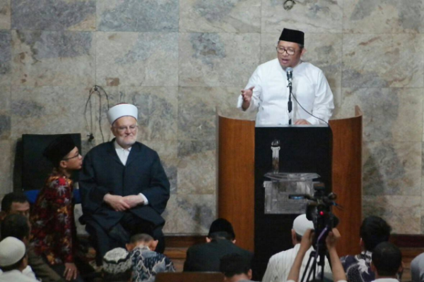 Imam Besar dan Khatib Masjidil Aqsa Syeikh Ikriman Shabri (kiri) saat Shalat Tarawih di Masjid Istiqomah Kota Bandung, Minggu (12/6)