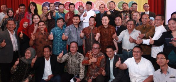 Wali Kota Bandung Ridwan Kamil poto bareng pengurus PHRI Jabar di Hotel Savoy Homan, Kamis (2/6). by Humas Pemkot Bandung