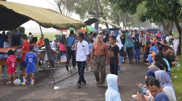 Masyarakat mengunjungi bazar dan pemeriksaan kesehatan gratis di Lapangan Binjas Lanud Sulaiman. Giat ini sebagai salah satu rangkaian acara memperingati Hari Bakti ke-69 TNI AU. by Pentak Lanud Sulaiman